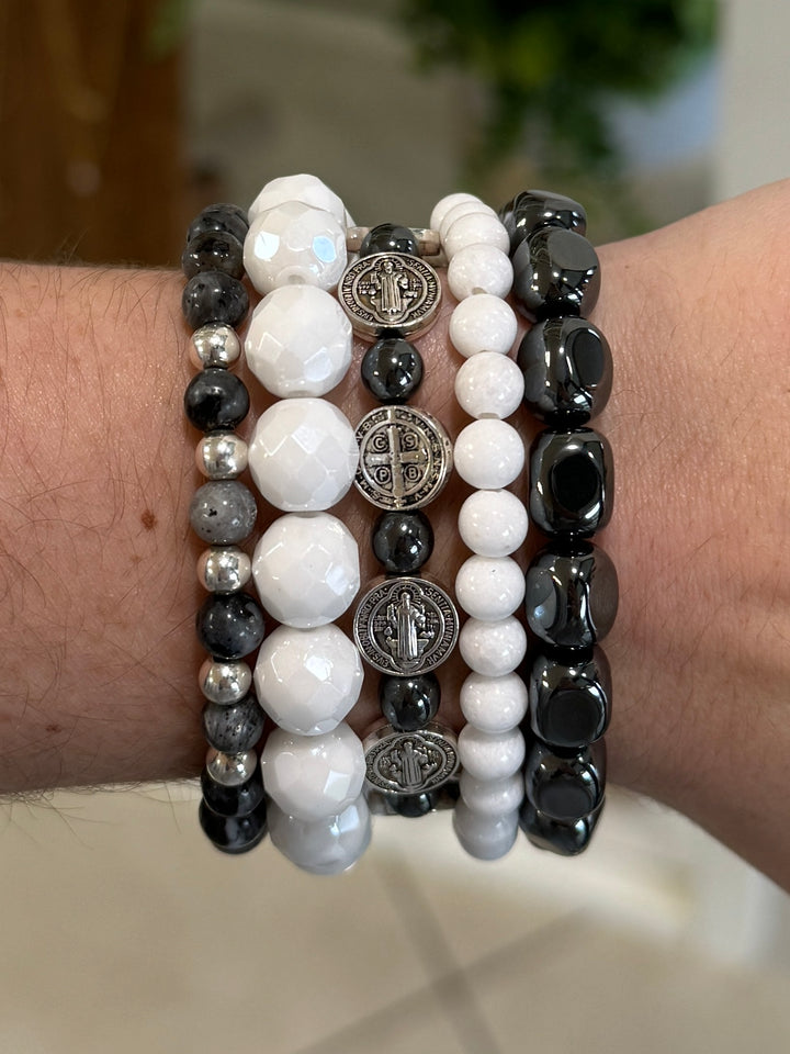 テメ白Ｃ　ブレスレット Snow White Czech 10mm Bracelet – Centered Jewelry